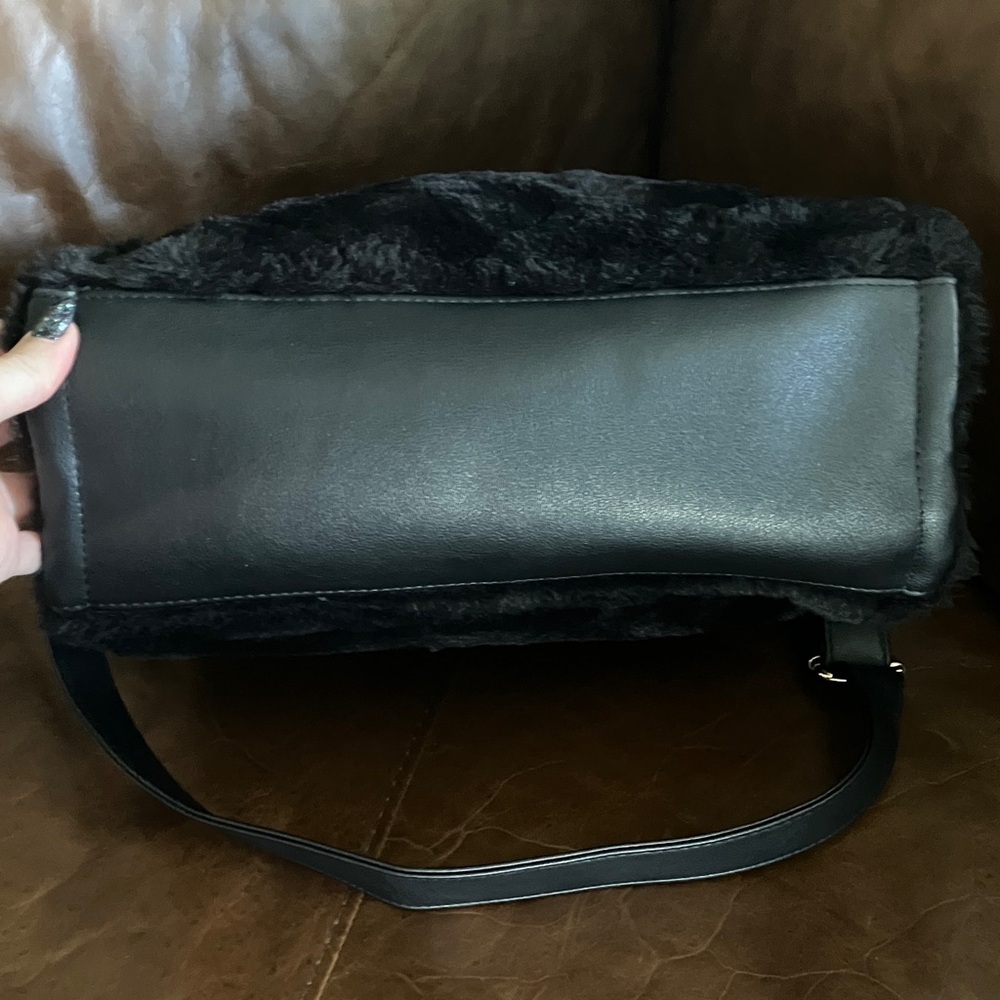 Black Faux Fur Handbag with Heart Charm JUICY COUTURE - Picture 7 of 13